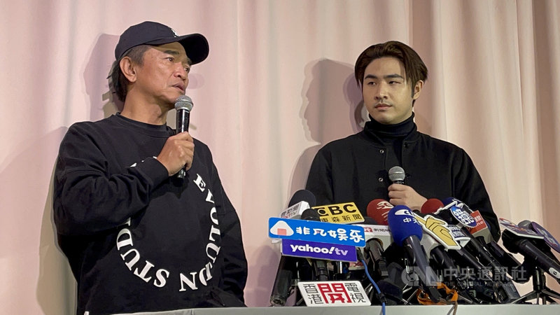 藝人吳宗憲的兒子鹿希派(右)26日涉嫌在夜店外抽大麻菸遭逮,以新台幣10萬元交保。鹿希派29日如期在台北舉辦全新創作專輯「P」發片記者會,吳宗憲(左)突現身勉勵。中央社記者張新偉攝 110年12月29日