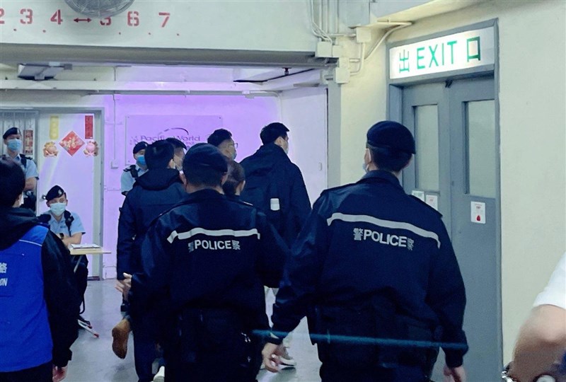香港立場新聞29日遭警方大舉搜查拘捕後,已宣布停止運作。據報導,立場新聞被指「煽動」違反國安法的文章至少有20篇,多名涉案人士已因此被通緝,其中包括創辦人兼董事蔡東豪。(香港電台提供)