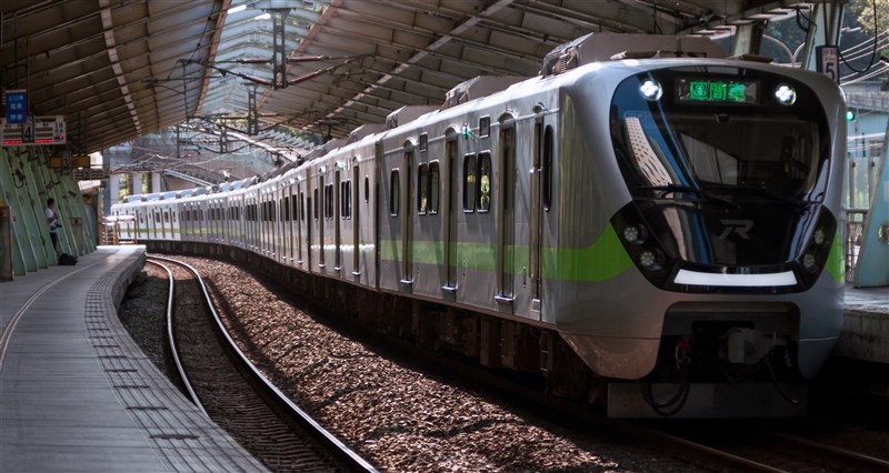 前立委黃國昌28日指接獲檢舉,台鐵EMU900列車7個月有684件違規。台鐵29日表示,2件造成列車延誤逾10分鐘,其他682件對營運無影響。(圖取自維基共享資源;作者Subscriptshoe9,CC BY-SA 4.0)