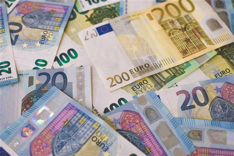 歐元兌美元徘徊在接近平價的水平，跌至20年最低，本週甚至一度觸及與美元1兌1價位。（圖取自Unsplash圖庫）