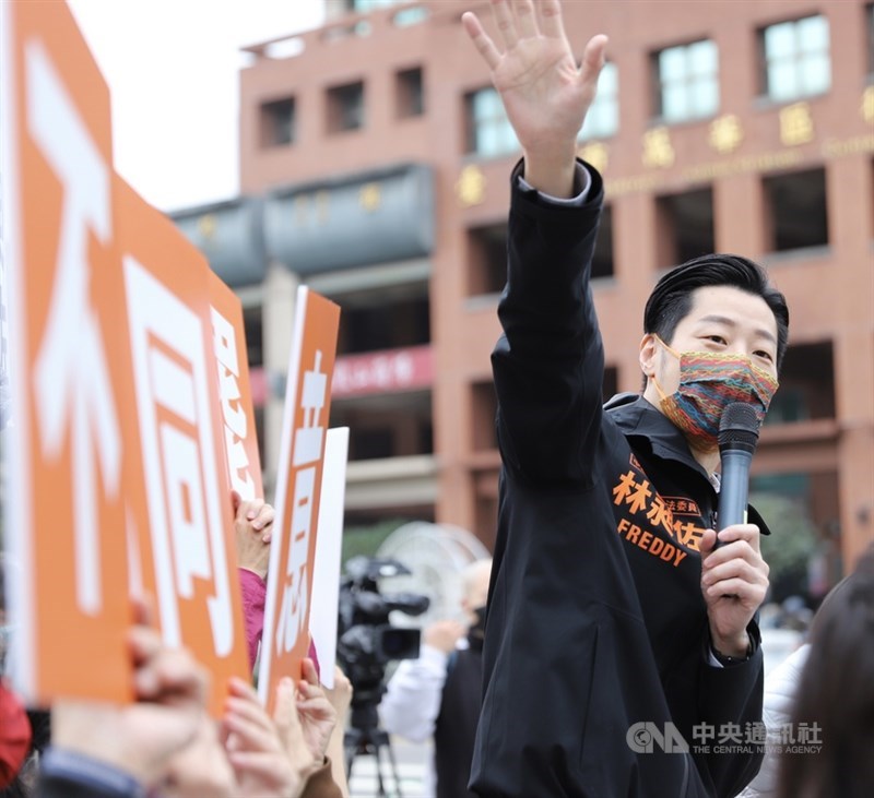 林昶佐罷免案和台中第二選區立委補選將於明年1月9日投票，中選會提醒，30日零時起民調封關。圖為林昶佐在路口宣傳反罷免。（中央社檔案照片）