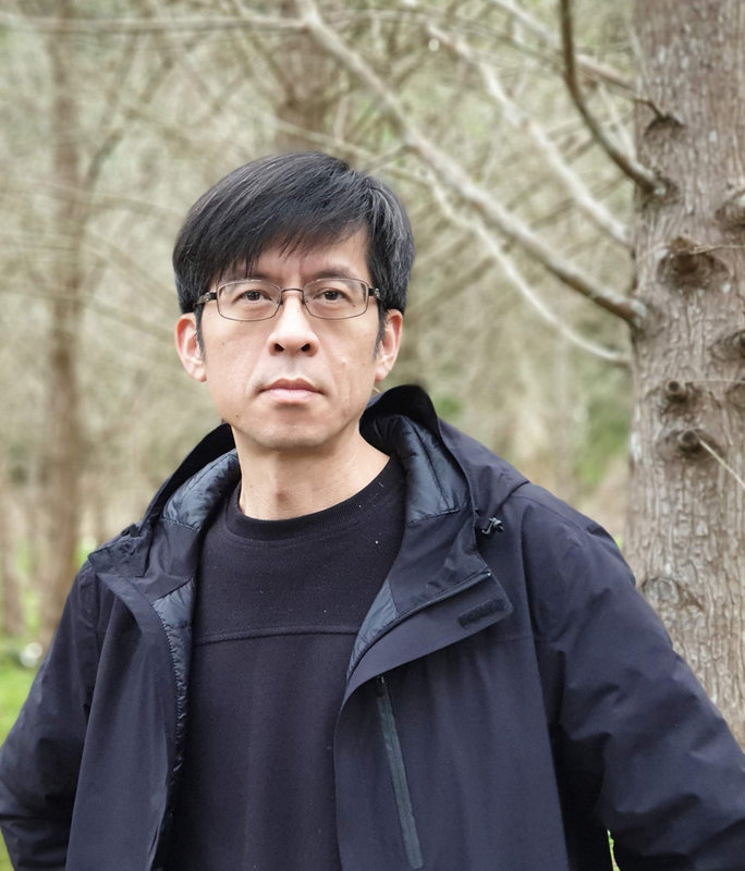 作家何致和睽違9年推出長篇小說「地鐵站」,故事內容涉及婚姻危機、網路霸凌、失智照護及孤獨死等議題,直指現代人面臨的困境與常態。(木馬文化提供)中央社記者邱祖胤傳真 110年12月29日