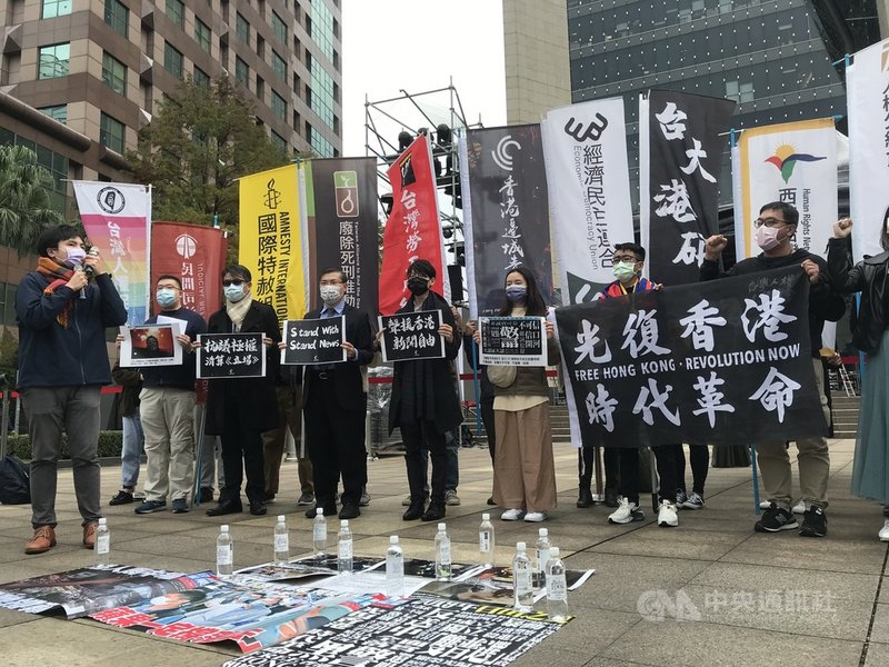 台灣多個公民團體30日在台北舉行聲援「立場新聞」記者會，同時呼籲政府儘快修法及提出配套，接納更多來台港人。中央社記者翟思嘉台北攝 110年12月30日