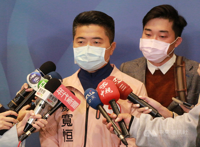 台中市第2選區立委補選候選人公辦電視政見辯論會30日晚間登場,國民黨籍候選人顏寬恒(前)會後被問及此次政見會表現時,笑說「都不錯」。中央社記者蘇木春攝 110年12月30日