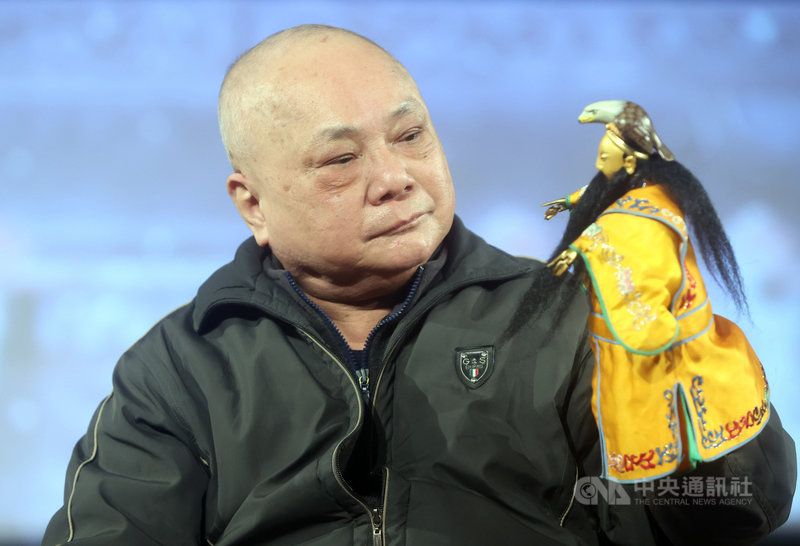 布袋戲劇場「伏魔英雄帖」31日即將在台北西門紅樓搬演,集合陳錫煌傳統掌中劇團、新西園掌中劇團、聲五洲掌中劇團、真吉祥掌中劇團、蕭孟然掌中木偶劇團、彰藝園掌中劇團、新勝景掌中劇團合作演出,布袋戲大師、新西園掌中劇團長許正宗也參演並提供指導。中央社記者鄭傑文攝 110年12月30日