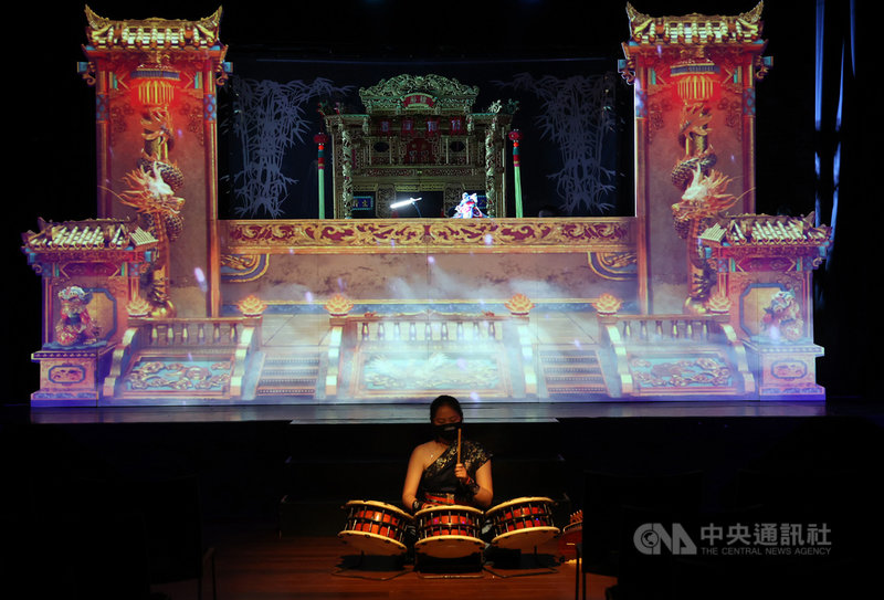 光雕投影布袋戲「伏魔英雄帖」30日在西門紅樓彩排,全劇號召老中青3代7組劇團共同合作,31日起正式搬演,全新光雕舞台設計配合中英字幕,讓國內外民眾方便理解劇情,希望布袋戲魅力可以持續延伸。中央社記者鄭傑文攝 110年12月30日