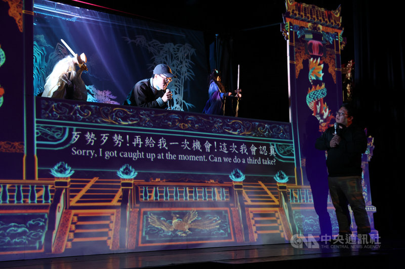 近期號召老中青3代共7組劇團合作的布袋戲劇場「伏魔英雄帖」,31日起將在台北西門紅樓演出,30日進行彩排,劇中還穿插劇場演出花絮,演出操偶人員的溝通、互動與爭吵情景。中央社記者鄭傑文攝 110年12月30日