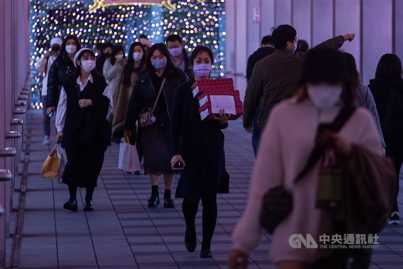 法新社統計，過去7天期間，全球平均每日新增超過100萬起COVID-19確診，是疫情兩年前爆發以來的頭一遭。（中央社檔案照片）