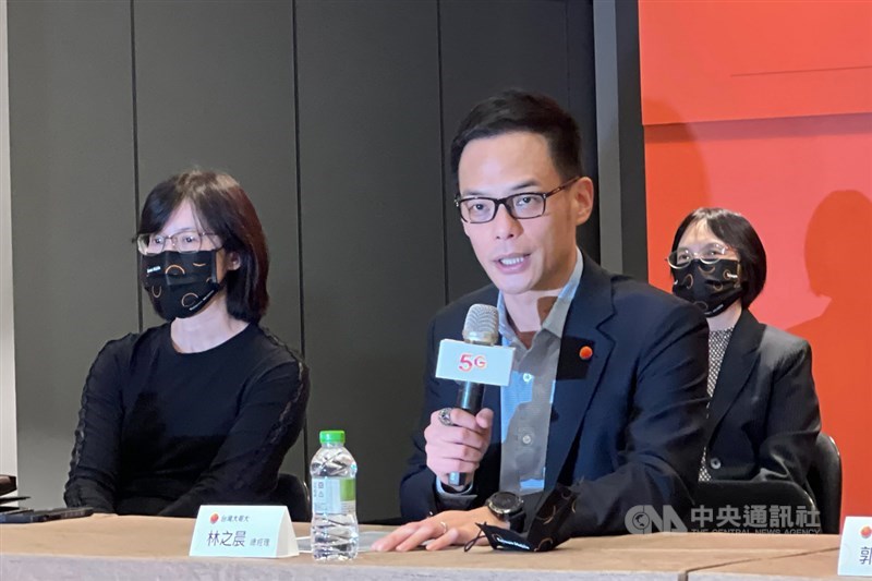 台灣大哥大董事會30日通過吸收合併台灣之星案,將以發行新股方式與台灣之星合併。台灣大總經理林之晨(前右)晚間出席記者會表示,雙方合併後會組成5G台灣隊。中央社記者吳家豪攝 110年12月30日