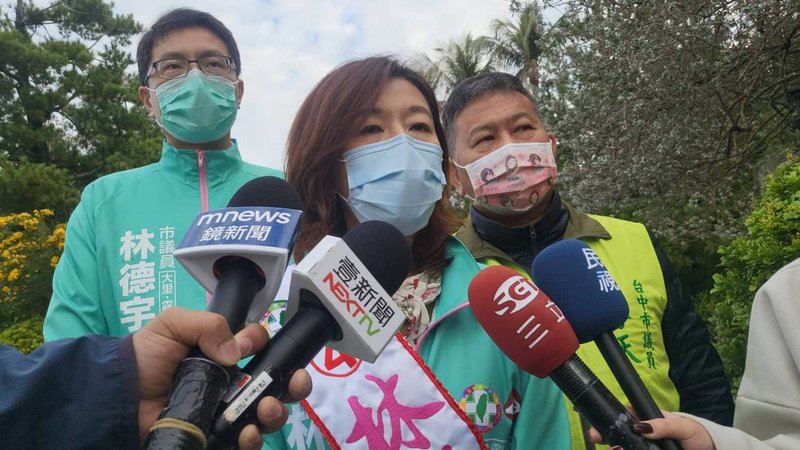 民進黨台中立委補選參選人林靜儀(中)30日指出,一例一休修法時,她修正了護理界積假不讓護理師得到加班費,以及讓住院醫師符合勞基法,國民黨不應用錯的假消息干預選舉。(林靜儀競選團隊提供)中央社記者趙麗妍傳真 110年12月30日
