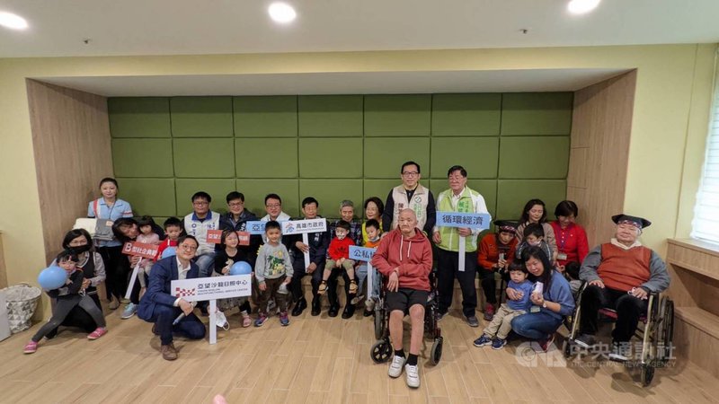 高雄創全台首例,將興仁國中8間空閒教室打造可收托60名長輩的亞望沙龍日間照顧中心,同樓也有非營利幼兒園。市府衛生局表示,希望運用學校的餘裕空間創造老少共榮,讓長輩可在社區養老,日後也能透過課程拉近小朋友與長輩之間距離。中央社記者曾以寧攝 110年12月30日