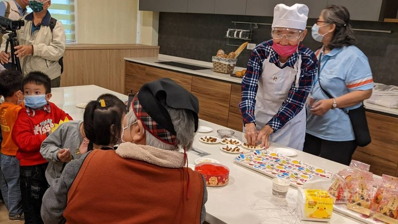 高雄前鎮亞望沙龍日照中心30日啟用,同樓也有非營利幼兒園,盼打造幼兒、國中生、長輩一起活動的溫馨景象。中央社記者曾以寧攝 110年12月30日