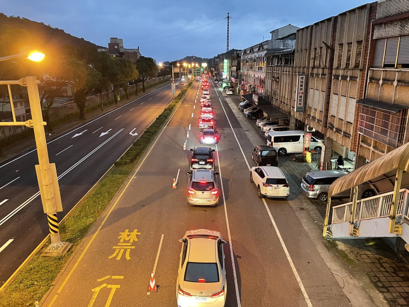 元旦連假首日，蘇花公路改善路段從31日清晨5時30分起湧現南下車潮，蘇澳端一度回堵約3.5公里到蘇澳市區。（警方提供）中央社記者沈如峰宜蘭縣傳真 110年12月31日