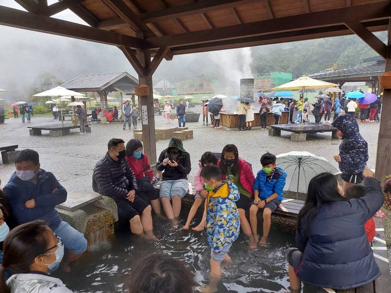 元旦連假首日，宜蘭縣人氣景點清水地熱遊憩區250個停車位在31日上午8時50分就已停滿，湧入不少遊客在濕冷天氣中泡腳。（宜蘭縣政府提供）中央社記者沈如峰宜蘭縣傳真 110年12月31日