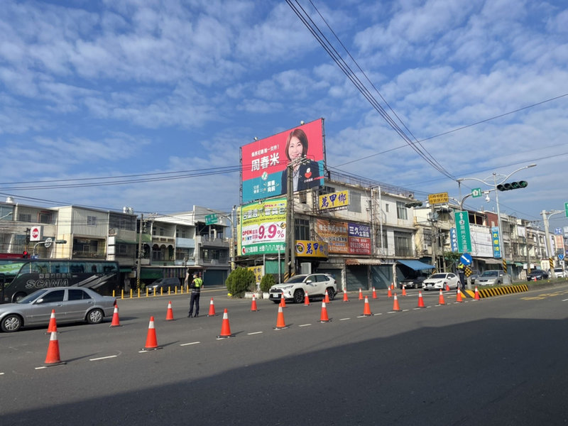 國內疫情COVID-19趨緩,不少民眾把握元旦3天假期出遊,往墾丁、台東必經的屏東水底寮5岔路口車流量大,枋寮警方自31日上午9時22分調撥北上車道供南下車輛使用。(枋寮警分局提供)中央社記者李卉婷傳真 110年12月31日
