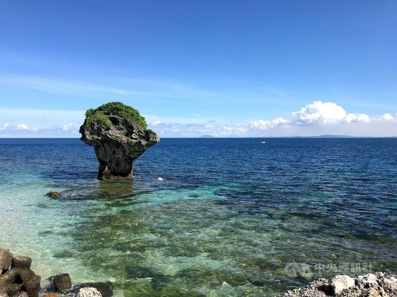 為提升屏東琉球鄉空氣品質及推動低碳旅遊,小琉球自111年1月1日起,入島機車若未依規定完成年度排氣定期檢驗,將可依法開罰新台幣500元。中央社記者李卉婷攝 110年12月31日