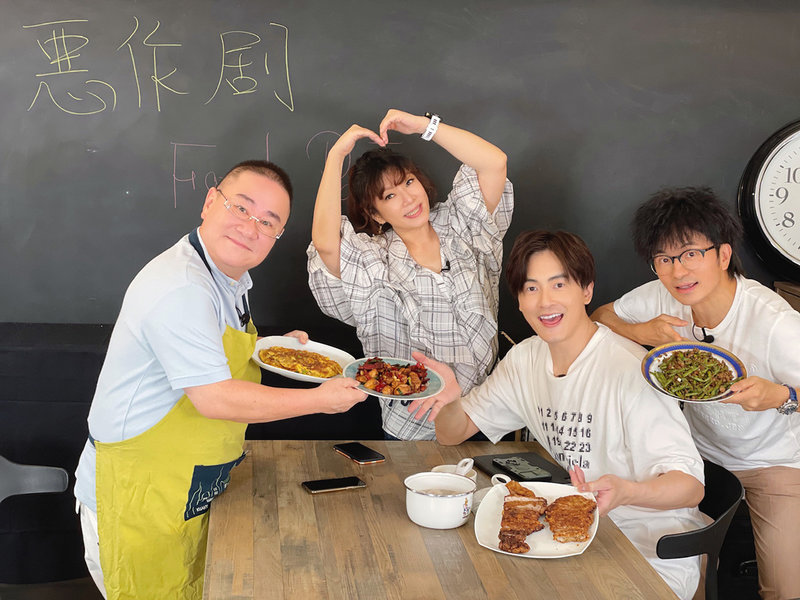 藝人鄭元暢（右2）邀請當年主演台劇「惡作劇之吻」家族演員張永正（左起）、趙詠華、唐從聖（右），到他的YouTube頻道節目中合體下廚，31日晚間也將陪劇迷倒數跨年。（M.I.E.最大國際娛樂提供）中央社記者葉冠吟傳真 110年12月31日