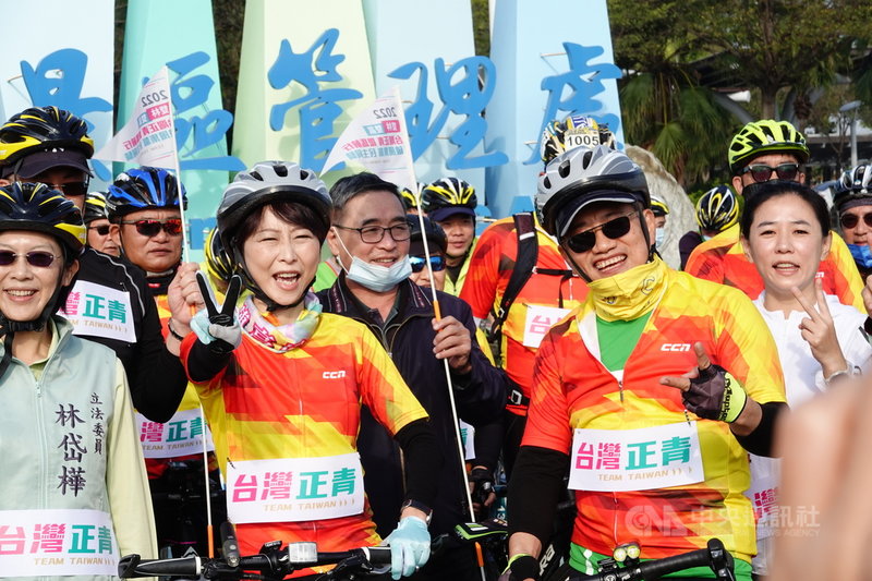 台中市第2選區立委補選及立委林昶佐罷免案111年1月9日投票。為期3天的台灣正青逆風鐵馬行，31日上午從屏東大鵬灣出發，民進黨立委陳亭妃（前左2）、林岱樺（前左）等人參與，要將南部的熱情帶給林靜儀與林昶佐。中央社記者李卉婷攝  110年12月31日