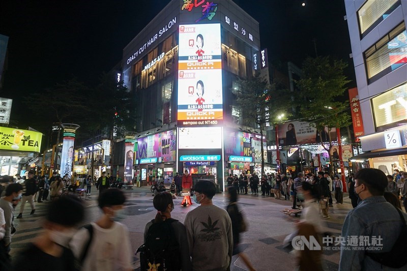 2022年即將到來,展望明年台灣經濟情勢,政府及主要預測機構普遍抱持樂觀看法,認為經濟成長率可達4%以上。圖為台北西門町商圈。(中央社檔案照片)