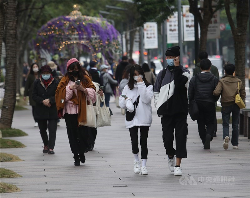 中央氣象局31日表示，東北季風持續影響，夜晚清晨各地低溫約攝氏12至16度，新竹以南部分地區因輻射冷卻作用出現10度左右的低溫。（中央社檔案照片）