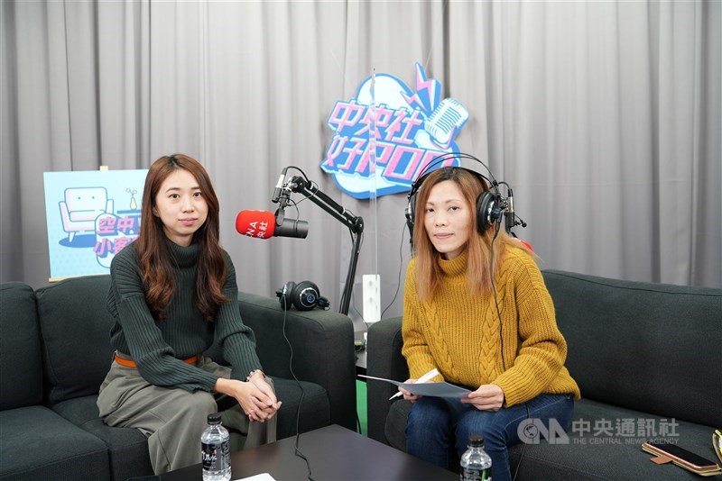 數位外交協會理事長郭家佑(左),受邀擔任中央社Podcast節目「空中小客廳」 嘉賓,分享在疫情下,如何轉型由向外國人宣傳台灣,轉而接觸在台外國人。中央社記者吳桓中攝 110年12月31日