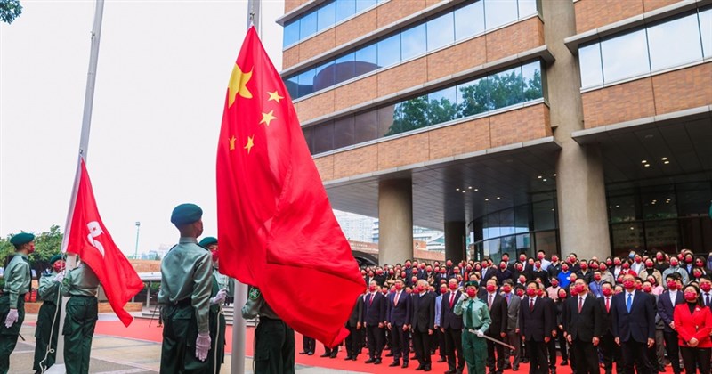 香港理工大學1日舉行元旦升旗儀式,香港中聯辦秘書長王松苗稱,能跟理大師生們一同見證「國旗」在校園迎風飄揚內心激動澎湃。(圖取自香港理工大學網頁polyu.edu.hk)