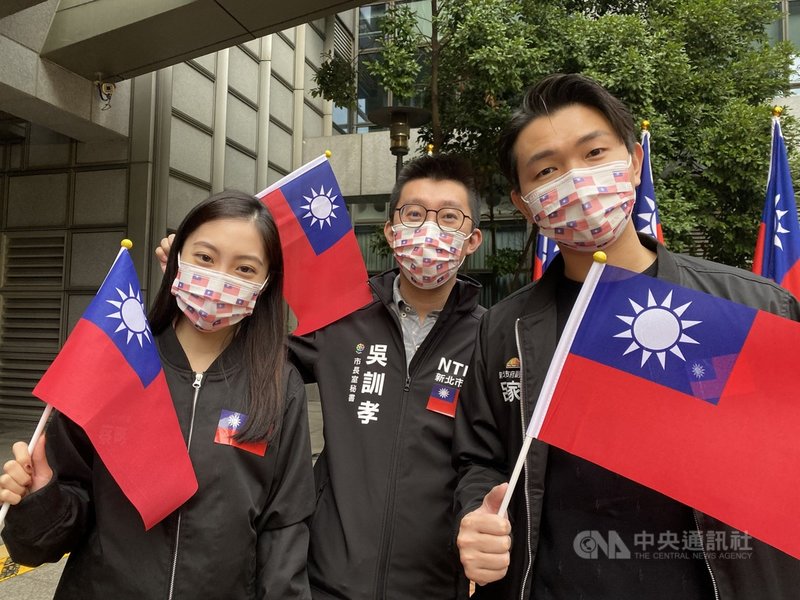 新北市政府副發言人蔡畹鎣(左)、呂家愷(右)1日出席元旦升旗典禮,他們在歲末於臉書Facebook粉絲頁都提到「新的一年,我準備好了」,讓外界增添話題與想像空間。中央社記者黃旭昇新北攝 111年1月1日