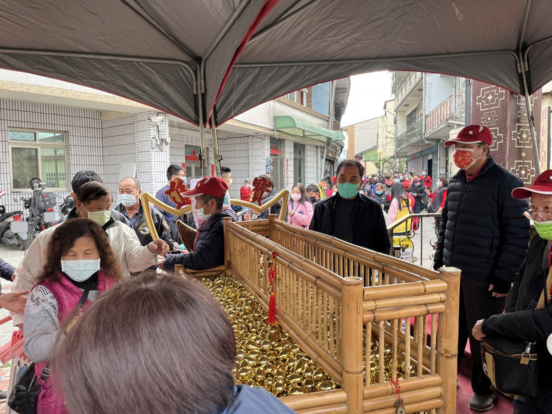 南投竹山紫南宮1日上午發放虎年錢母，領取民眾排隊長龍超過8公里，人潮將紫南宮內外擠得水泄不通。（民眾提供）中央社記者吳哲豪傳真 111年1月1日