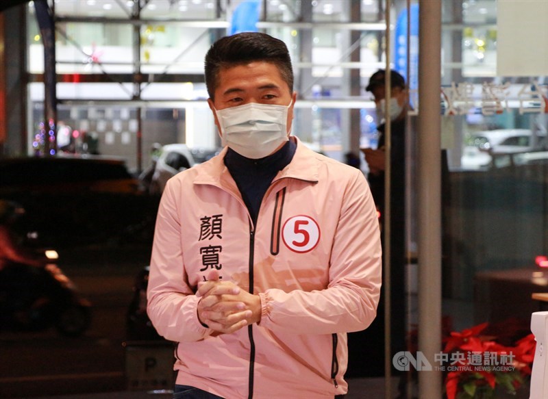 退役少將于北辰退出國民黨,並為民進黨籍台中第2選區立委補選候選人林靜儀加油,國民黨籍候選人顏寬恒(圖)說,于北辰為留在鎂光燈前出賣人格。(中央社檔案照片)
