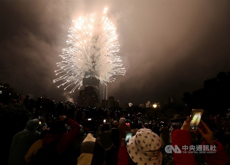 台北101跨年煙火秀1日璀璨登場，信義區四四南村大批等候已久的民眾隨即舉起手機搶拍，記錄這一年一度的美麗時刻。中央社記者張皓安攝 111年1月1日