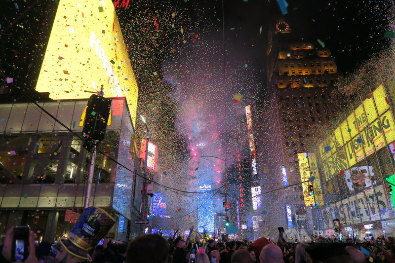 纽约时报广场迎接2022年，水晶球降下后施放烟火，周边建筑依传统撒下五颜六色的碎纸，现场上万名民众喜迎新年。中央社记者尹俊杰纽约摄 111年1月1日