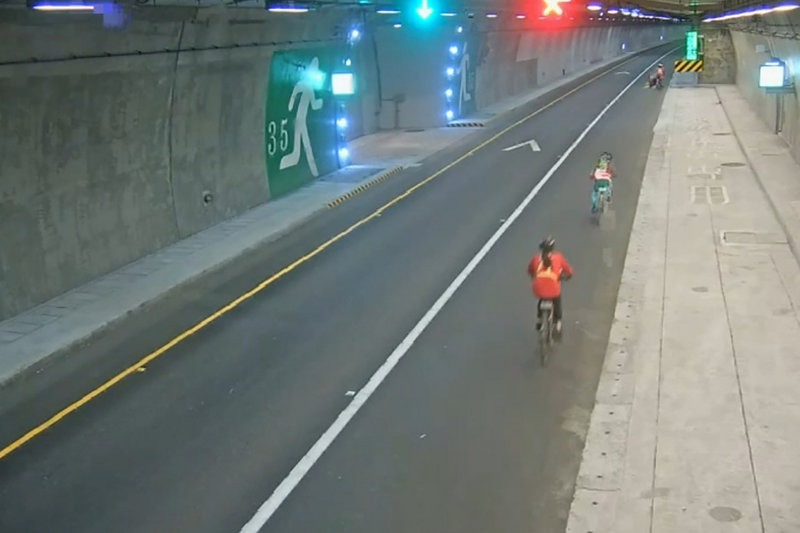 蘇花改沿線禁止騎乘自行車，但宜蘭警方1日上午獲報，蘇花改觀音與谷風隧道內有3名單車騎士，到場攔查後3人供稱因外出環島路況不熟才誤闖蘇花改，警方隨即依法開罰。（警方提供）中央社記者沈如峰宜蘭縣傳真 111年1月1日