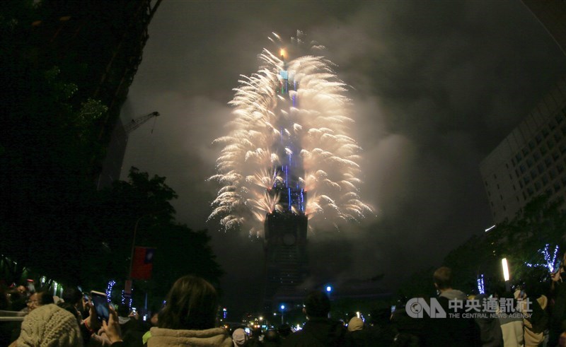 台北101大樓跨年煙火秀以360秒的璀璨煙火點亮台北夜空，不少民眾自12月31日晚間起守候已久，在2022年第一時刻、煙花綻放瞬間紛紛拿出手機拍攝留念。中央社記者張新偉攝 111年1月1日