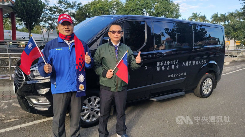 欣欣水泥近年來致力於傳統產業轉型,1日董事長劉啟華(右)代表捐贈1台8人座廂型車給台東馬蘭榮譽國民之家。馬蘭榮譽國民之家主任楊建和(左)表示,除了就醫轉診的接送服務,未來會規劃微旅行活動,帶著住民出門走走。中央社記者張祈攝 111年1月1日