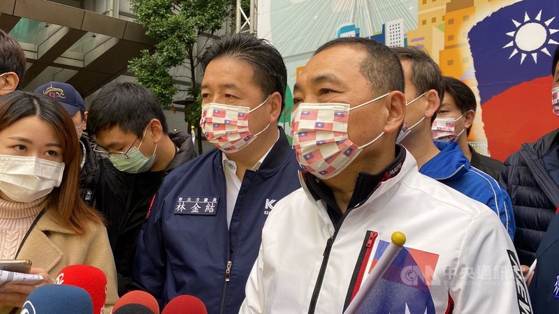 新北市政府3名副發言人戴湘儀、蔡畹鎣、呂家愷是否投入市議員選戰受關注,市長侯友宜(右)1日出席元旦升旗典禮後受訪表示,希望團隊的有為年輕人永保熱情,努力為國家人民做事,期待做出好成績讓城市進步。中央社記者黃旭昇新北攝 111年1月1日