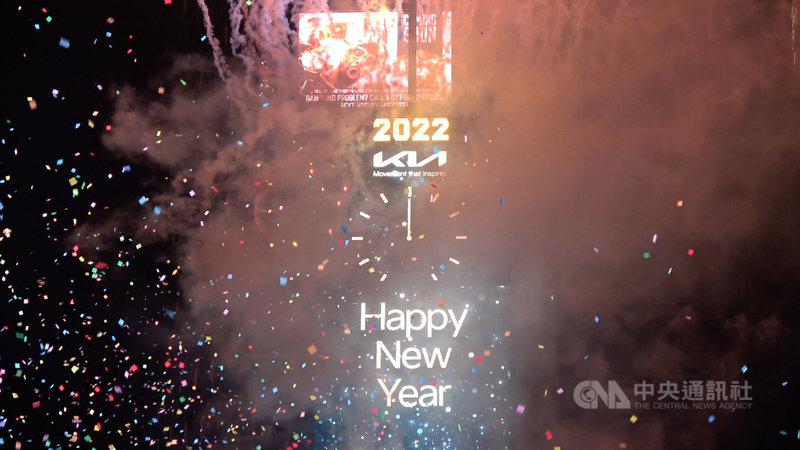 纽约举办跨年活动，时报广场1号大楼楼顶闪闪发亮的水晶球降下后，2022年标志亮灯，广告墙打上新年快乐字幕。中央社记者尹俊杰纽约摄 111年1月1日