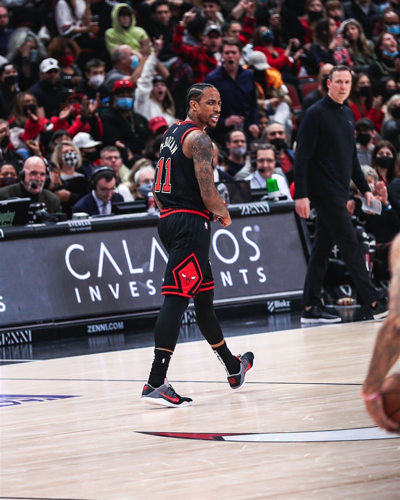 NBA芝加哥公牛球星德羅森（前）12月31日全場飆進28分，率隊以108比106擊敗印第安納溜馬。（圖取自facebook.com/chicagobulls）