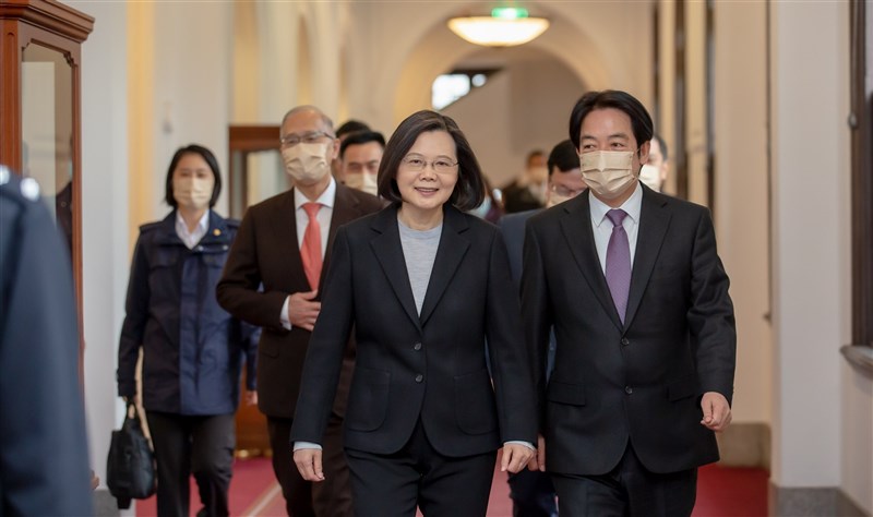 總統蔡英文(前中)1日在總統府內發表2022年新年談話。右為副總統賴清德。(總統府提供)