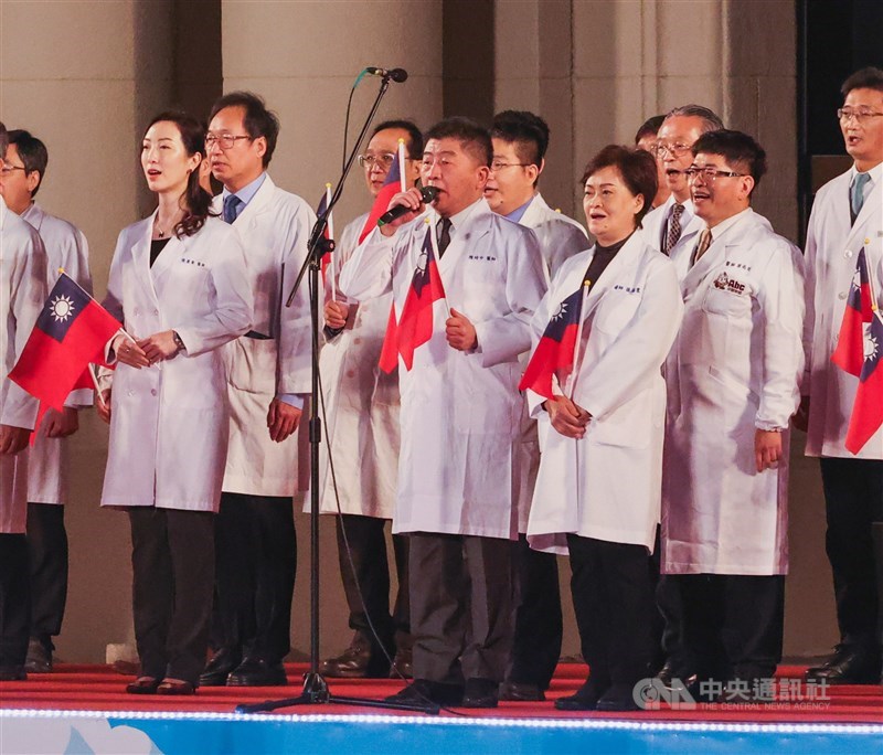 總統府1日舉行元旦升旗典禮,衛福部部長陳時中(前排右2)與多位醫護人員在台上領唱國歌。中央社記者鄭清元攝 111年1月1日