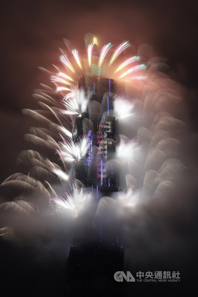 喜迎2022年，今年台北101跨年煙火秀總計使用1.6萬發煙火點亮夜空、長達360秒，展演分為4章節，這次也是101第4度融合T-PAD燈網動畫與煙火共同串聯演出。中央社實習記者蕭宇軒攝 111年1月1日
