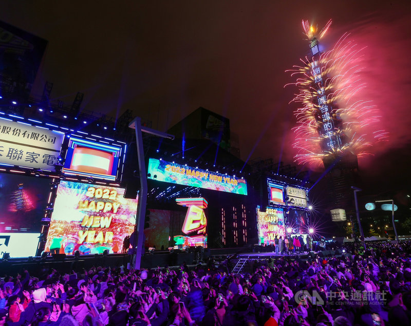 揮別2021，台北跨年晚會現場聚集大批民眾一同迎接新年度，倒數結束瞬間，一旁台北101大樓煙火也隨即綻放，同時也藉煙火秀傳達向防疫英雄致敬理念，期待2022年會更好。中央社記者王騰毅攝 111年1月1日