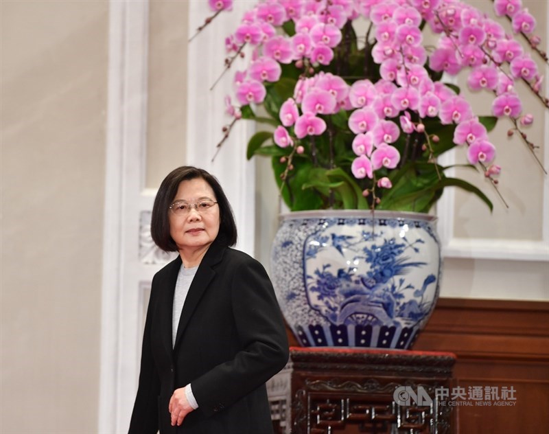 總統蔡英文1日在總統府發表「2022新年談話」,面對兩岸局勢,她向對岸喊話,軍事不是解決兩岸分歧的選項,軍事衝突將衝擊經濟穩定。中央社記者王飛華攝 111年1月1日