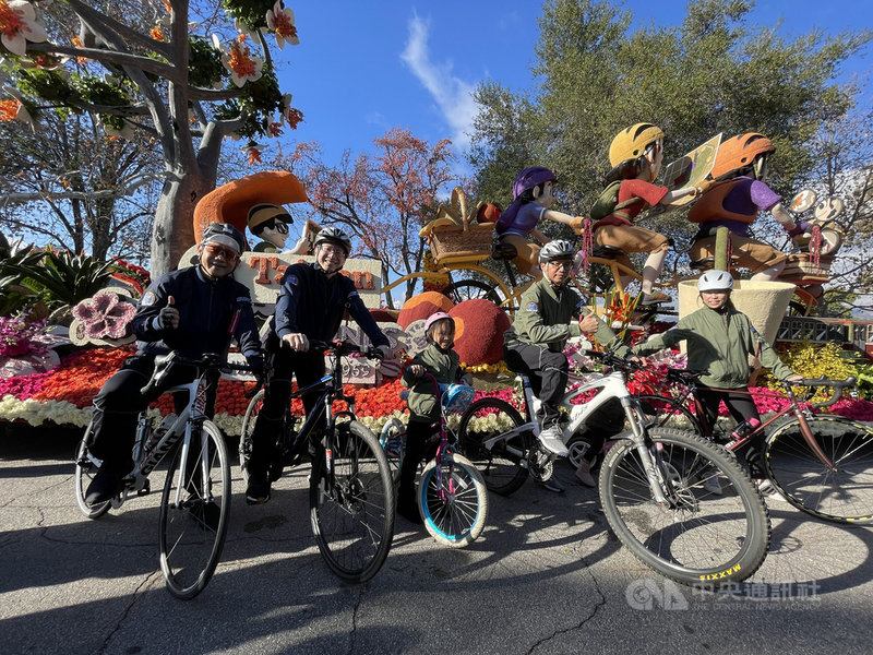 中華航空參加美國玫瑰花車遊行，美洲地區行銷協理許堡捷（左2）、觀光局駐洛杉磯辦事處主任施照輝（左1）及華航員工家人騎腳踏車參與遊行。中央社記者林宏翰洛杉磯攝 111年1月2日