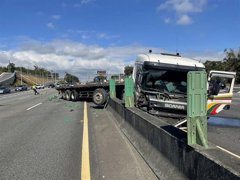 國道3號南向73公里的高原路段2日近中午疑因曳引車駕駛變換車道不當，釀10多部車輛的撞擊交通事故，事故於中午12時45分排除，呼籲行經當地的車輛小心駕駛，避免再度引發事故。（國道公路警察局提供）中央社記者吳睿騏桃園傳真 111年1月2日