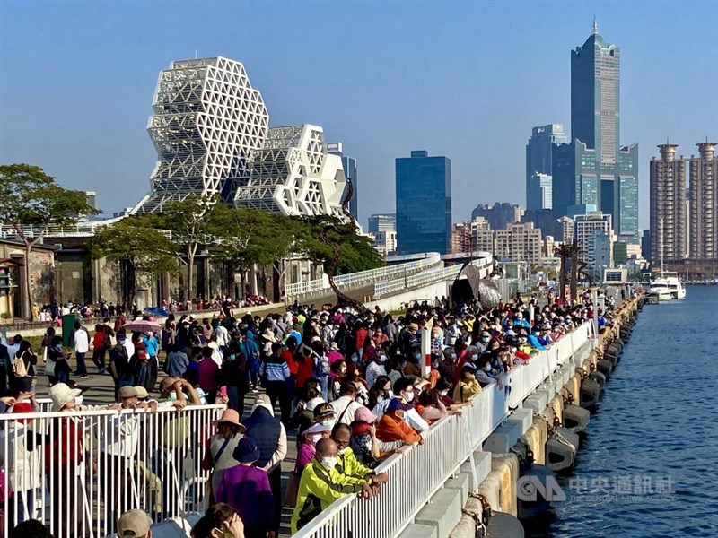 國內疫情趨緩，指揮中心取消假日記者會，但若國內出現特殊本土疫情將臨時加開，指揮中心2日表示，下午2時舉行記者會。圖為高雄大港橋周邊擠滿觀光人潮。（中央社檔案照片）