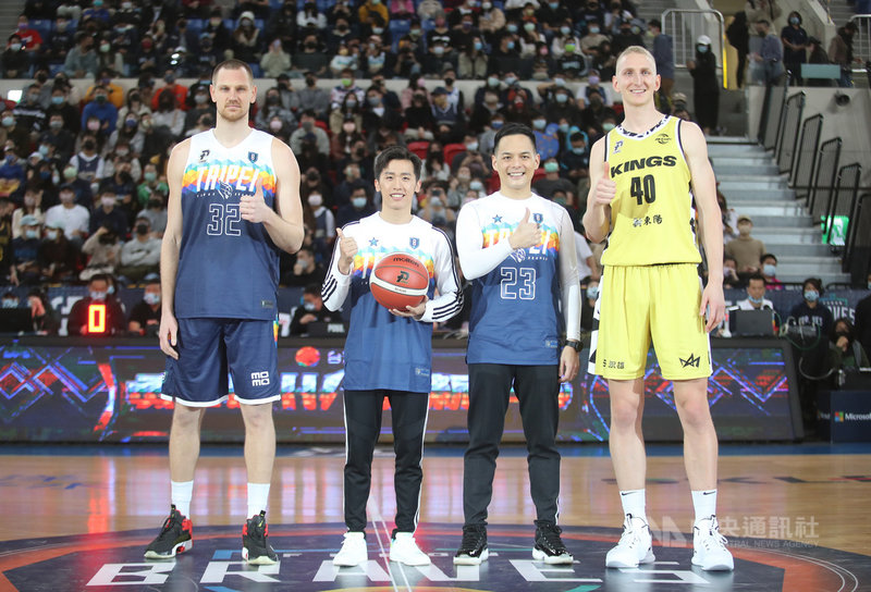 台灣職業籃球聯盟P. LEAGUE+台北富邦勇士2日在主場台北和平籃球館出戰新北國王,賽前邀請去年在東京奧運拿下鞍馬銀牌的「鞍馬王子」李智凱(左2)擔任開球嘉賓,並與台灣大哥大總經理林之晨(右2)及球員合影。中央社記者張新偉攝 111年1月2日