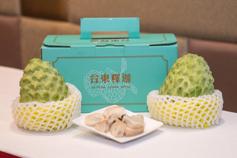 台東縣政府攜手台北旅館公會將鮮凍鳳梨釋迦便利包直送台北防疫旅館,讓年節返台的民眾可以嚐到釋迦的美味。(台東縣政府提供)中央社記者李先鳳傳真 111年1月2日