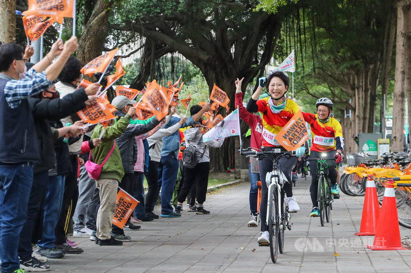 民進黨立委號召台灣正青逆風鐵馬行從屏東出發,2日在陳亭妃(右前)領軍下,騎到台北市萬華區,為無黨籍立委林昶佐加油打氣。中央社記者裴禛攝 111年1月2日