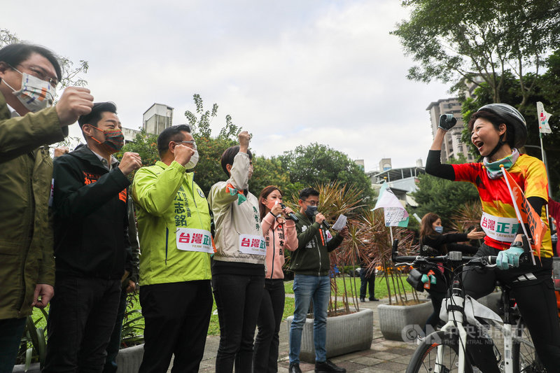 民進黨立委號召台灣正青逆風鐵馬行從屏東出發,2日立委陳亭妃(右)率領車隊騎到位於台北市萬華的無黨籍立委林昶佐服務處,為林昶佐(左2)加油打氣。中央社記者裴禛攝 111年1月2日