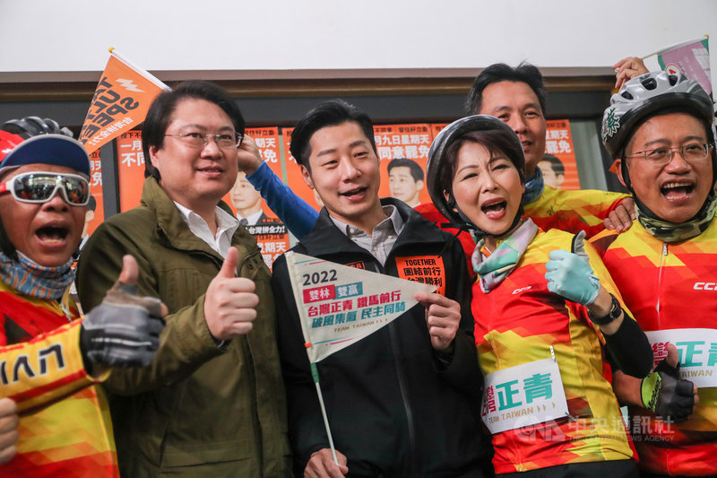 民進黨正國會「台灣正青」鐵馬隊2日完成從屏東到台北的鐵馬行,下午抵達無黨籍立委林昶佐萬華服務處,為面臨罷免投票的林昶佐(前中)集氣,民進黨立委陳亭妃(前右2)、基隆市長林右昌(前左2)等人共同呼籲民眾罷免案票投不同意。中央社記者裴禛攝 111年1月2日